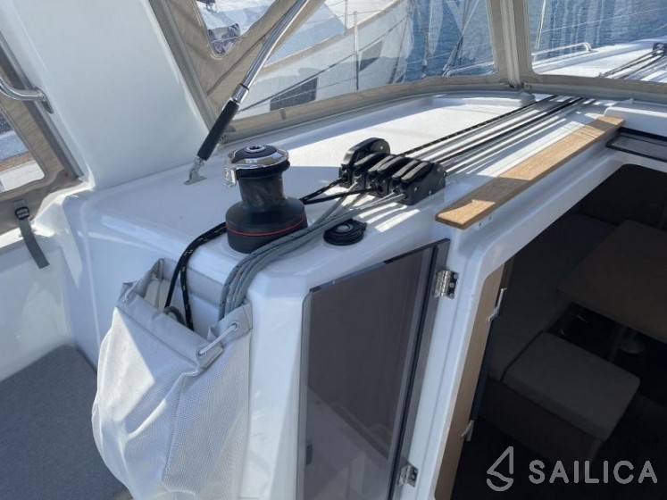 Oceanis 38.1 - Yacht Charter Sailica