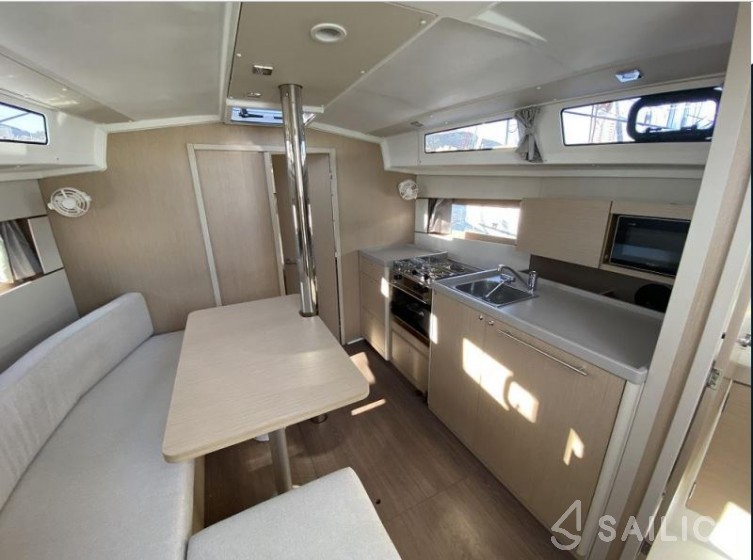 Oceanis 38.1 - Yacht Charter Sailica