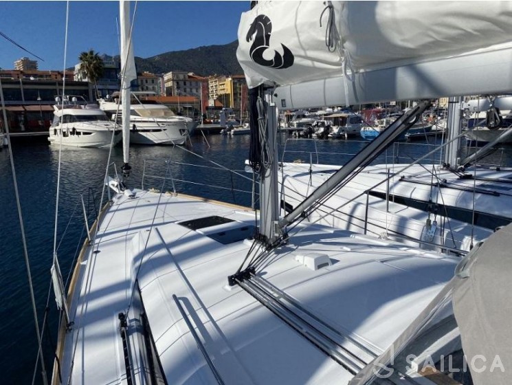 Oceanis 38.1 - Yacht Charter Sailica