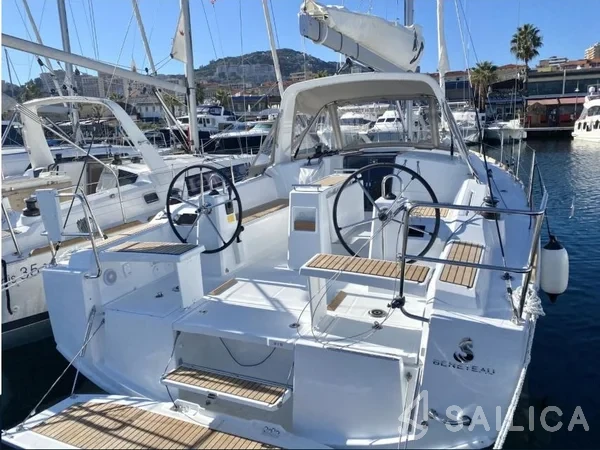 Oceanis 38.1 - Yacht Charter Sailica