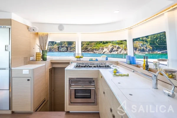 Lagoon 43 Power - Yacht Charter Sailica