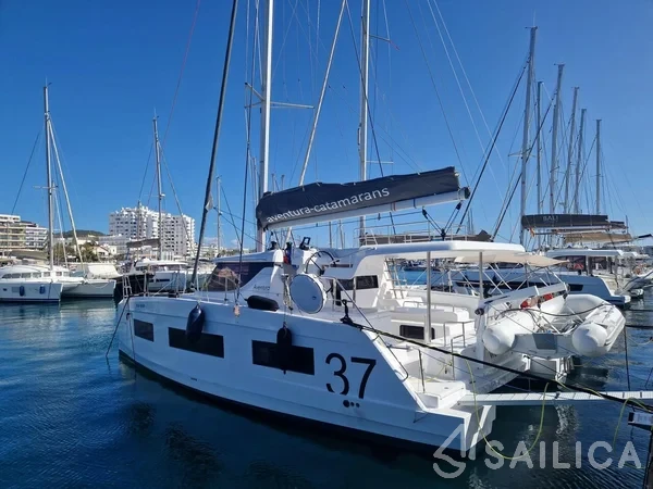 Aventura 37 - Yacht Charter Sailica