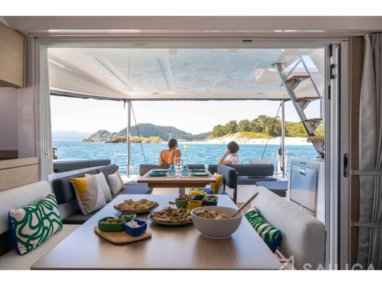 Lagoon 43 Power - Yacht Charter Sailica