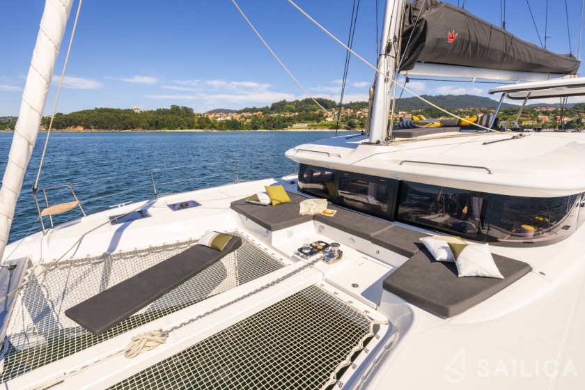 Lagoon 43 Power - Yacht Charter Sailica