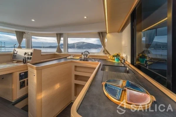 Lagoon 420 - Yacht Charter Sailica