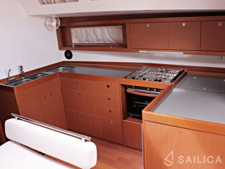 Oceanis 48 - Yacht Charter Sailica