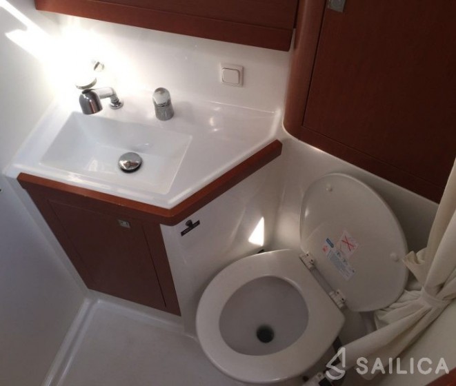 Oceanis 48 - Yacht Charter Sailica