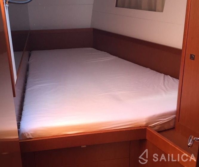 Oceanis 48 - Yacht Charter Sailica
