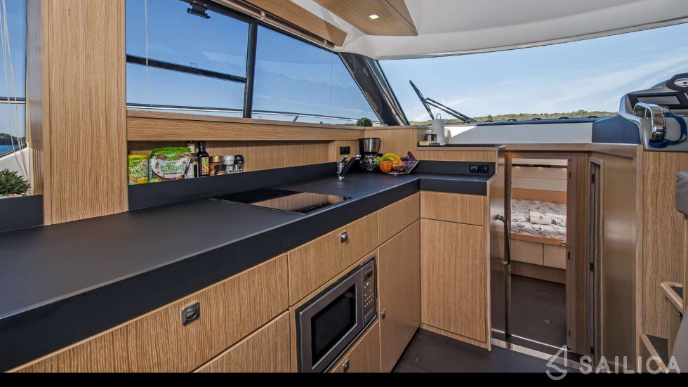 Bavaria Virtess 420 Fly - Yacht Charter Sailica