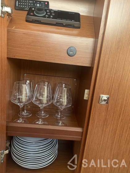 Bavaria Virtess 420 Fly - Yacht Charter Sailica