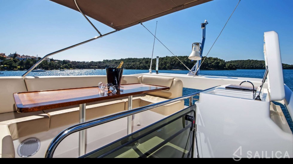 Bavaria Virtess 420 Fly - Yacht Charter Sailica