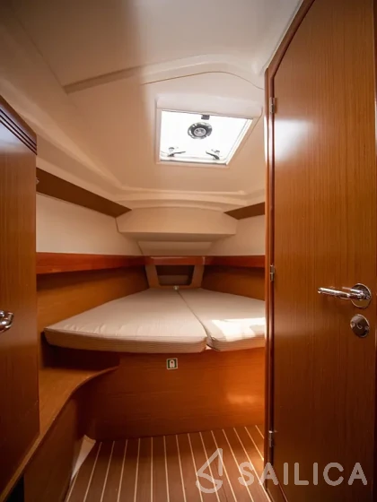 Sun Odyssey 42i - Yacht Charter Sailica