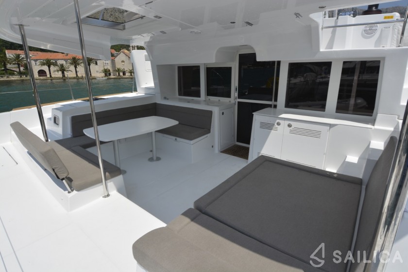 Lagoon 450 F - 4 + 2 cab. - Yacht Charter Sailica