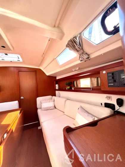 Oceanis 34 - Yacht Charter Sailica