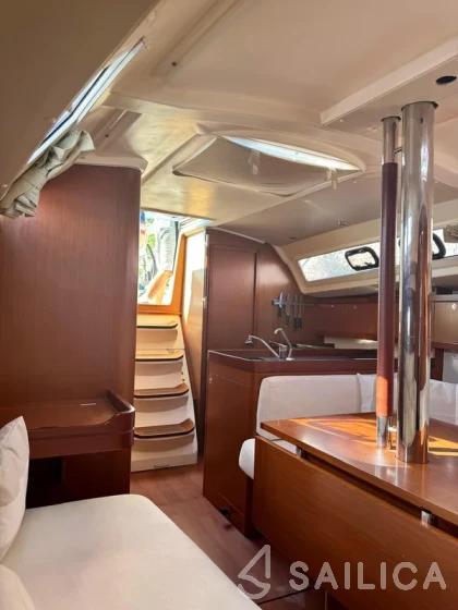 Oceanis 34 - Yacht Charter Sailica