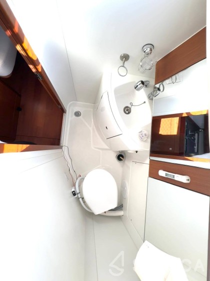 Oceanis 34 - Yacht Charter Sailica