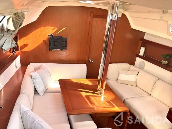 Oceanis 34 - Yacht Charter Sailica