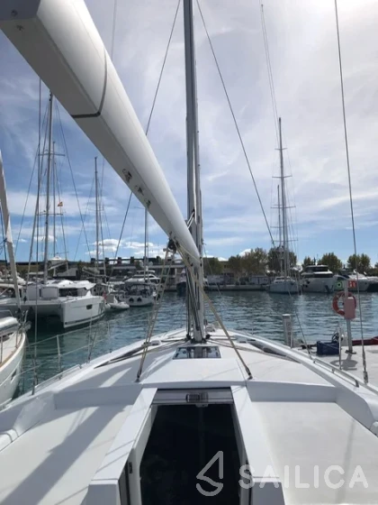 Oceanis 51.1 - Yacht Charter Sailica