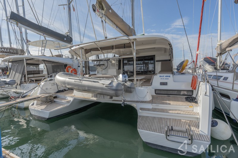 Lagoon 42 - Yacht Charter Sailica