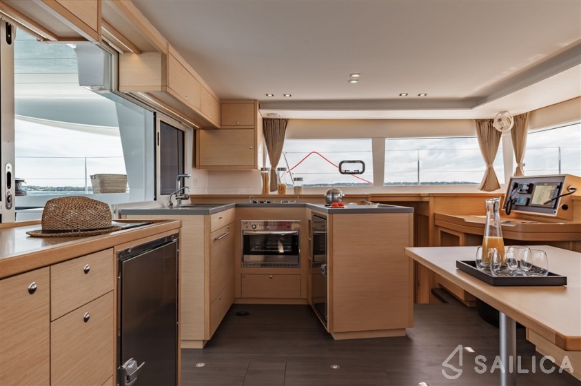 Lagoon 450 - Yacht Charter Sailica