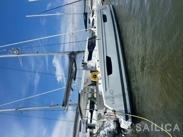Isla 40 - Yacht Charter Sailica