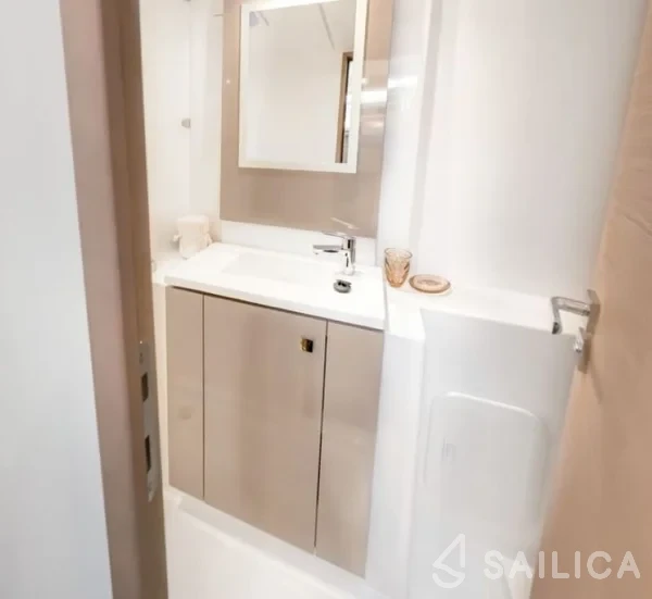 Isla 40 - Yacht Charter Sailica