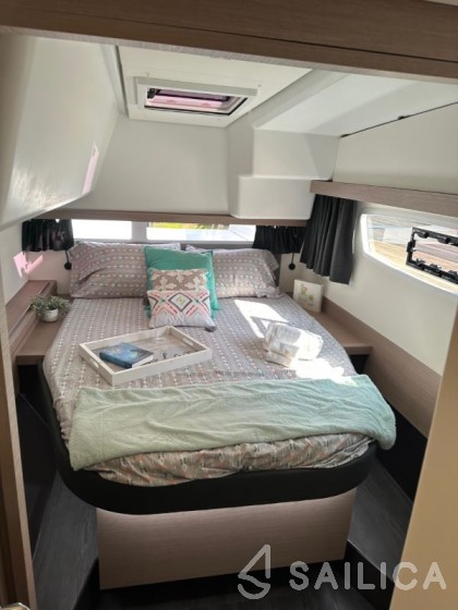 Isla 40 - Yacht Charter Sailica