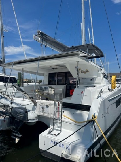 Isla 40 - Yacht Charter Sailica