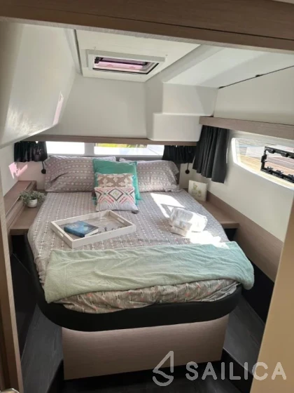 Isla 40 - Yacht Charter Sailica