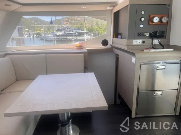 Isla 40 - Yacht Charter Sailica