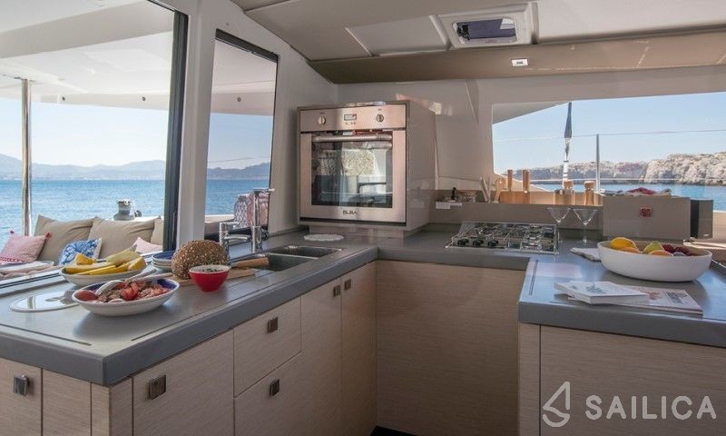 Astréa 42 - Yacht Charter Sailica