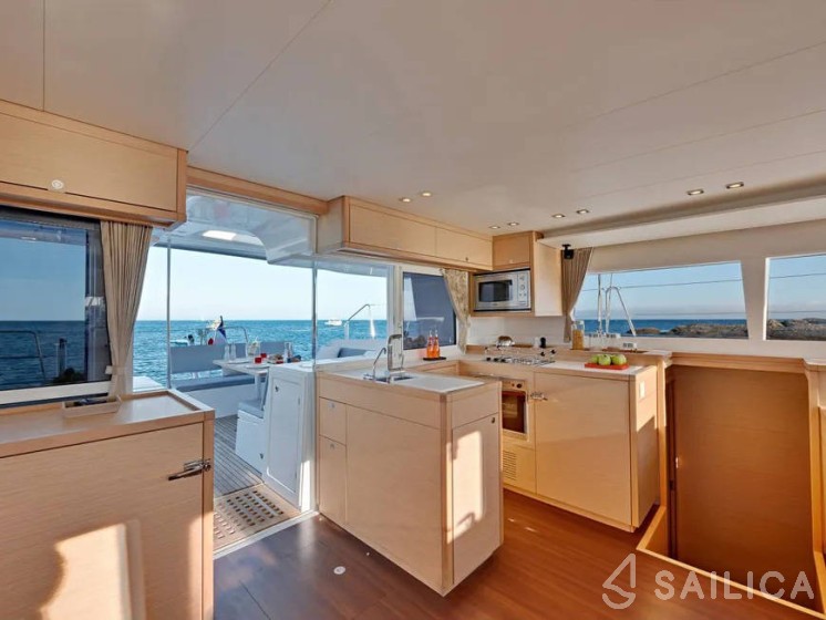 Lagoon 450  Flybridge - Yacht Charter Sailica