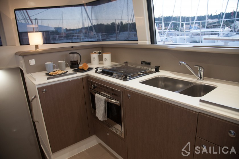 Bali 4.1 - Yacht Charter Sailica