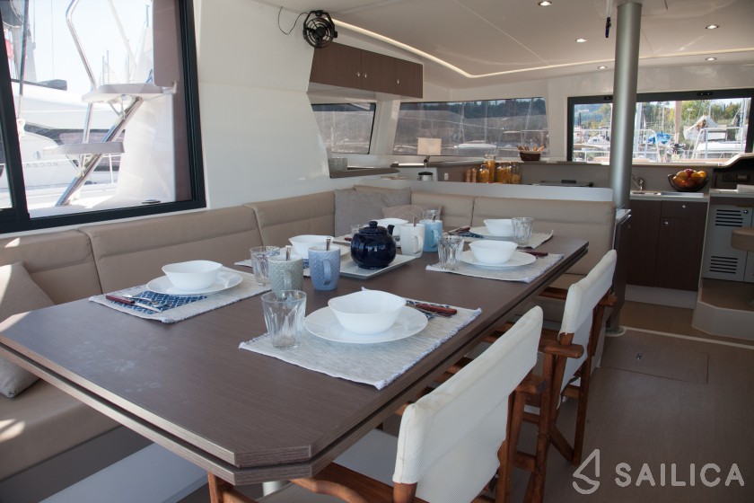 Bali 4.1 - Yacht Charter Sailica