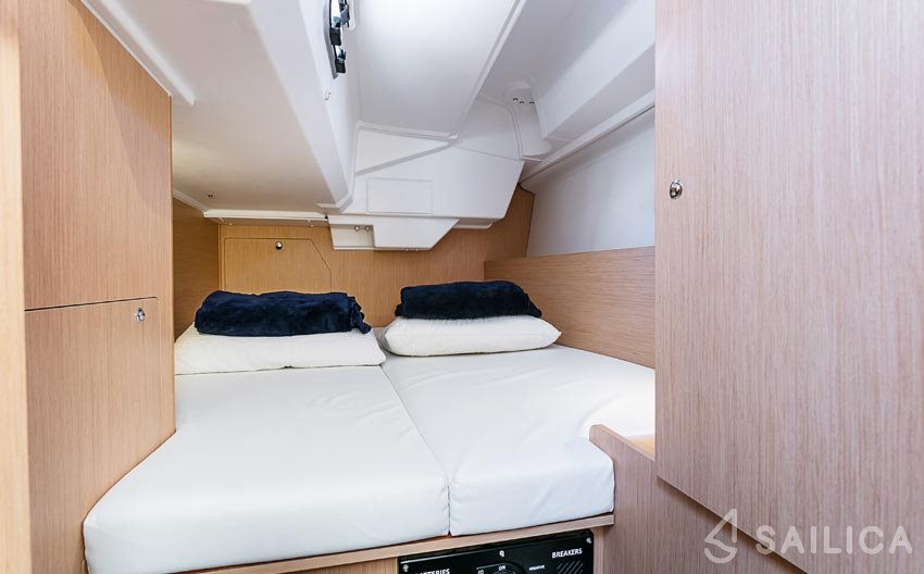 Oceanis 38 - Yacht Charter Sailica