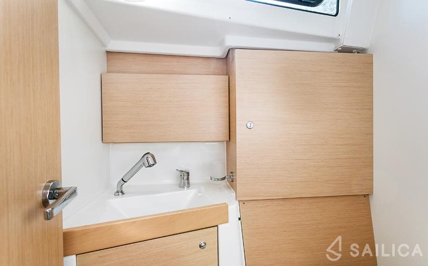 Oceanis 38 - Yacht Charter Sailica