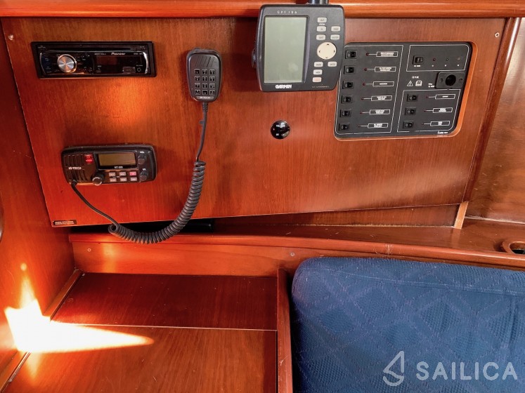 Oceanis 331 - Yacht Charter Sailica