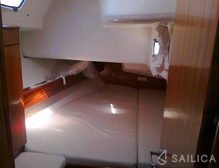 Oceanis 331 - Yacht Charter Sailica
