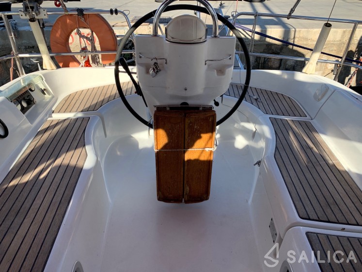 Oceanis 331 - Yacht Charter Sailica