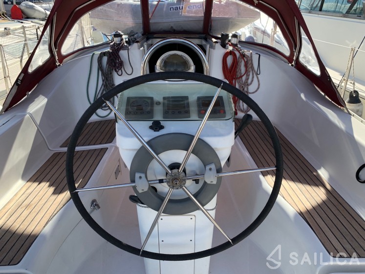 Oceanis 331 - Yacht Charter Sailica