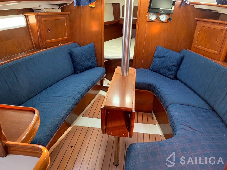 Oceanis 331 - Yacht Charter Sailica