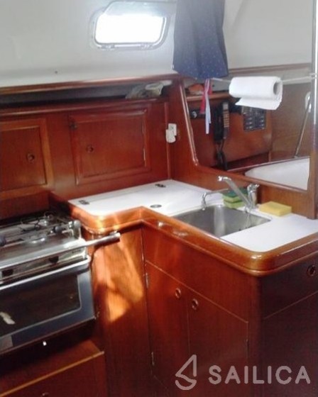Oceanis 331 - Yacht Charter Sailica