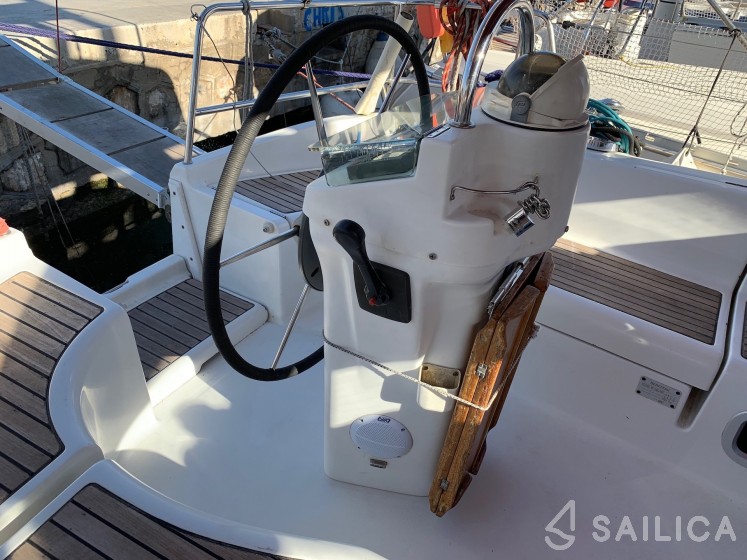 Oceanis 331 - Yacht Charter Sailica