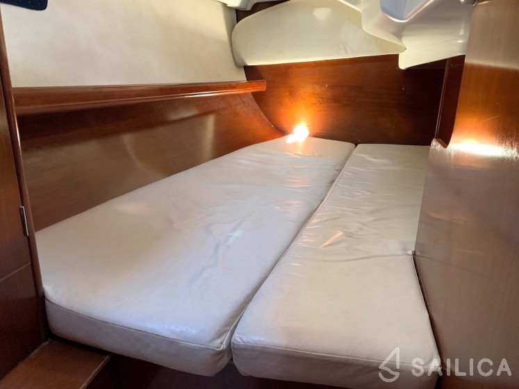 Oceanis 331 - Yacht Charter Sailica