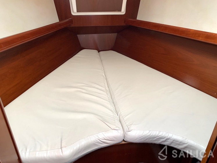 Oceanis 331 - Yacht Charter Sailica