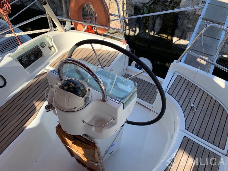 Oceanis 331 - Yacht Charter Sailica
