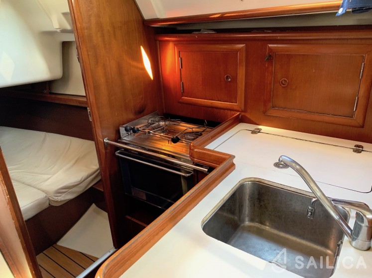 Oceanis 331 - Yacht Charter Sailica