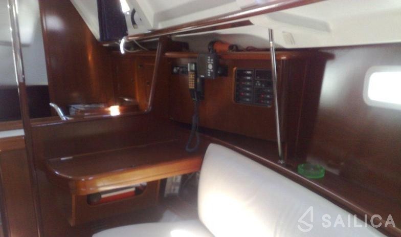 Oceanis 331 - Yacht Charter Sailica