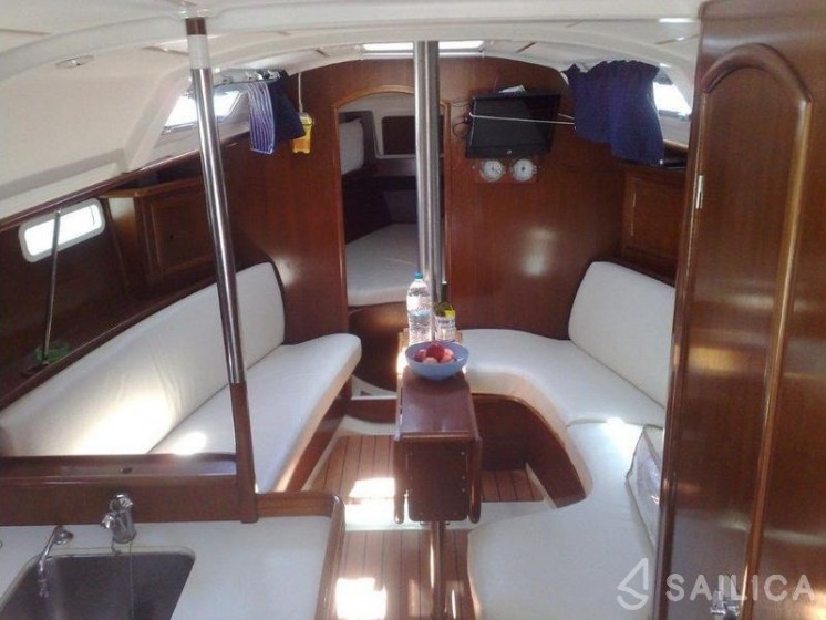 Oceanis 331 - Yacht Charter Sailica