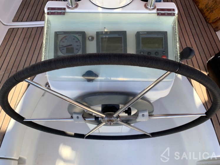 Oceanis 331 - Yacht Charter Sailica